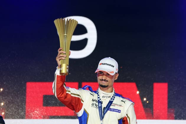 Sieger Pascal Wehrlein (GER) Porsche 94 mit Pokal in Jubelpose auf dem Podium, Rennen 1, FIA Formel E Weltmeisterschaft, Saison 12, London E- Prix, 15.08.2026, Excel Exibition Centre, *** Winner Pascal Wehrlein (GER) in his Porsche 94, holding the trophy and celebrating on the podium, Race 1, FIA Formula E World Championship, Season 12, London E-Prix, August 15, 2026, Excel Exhibition Center,