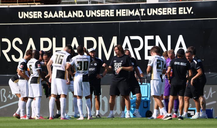 15.08.2026, Fussball, Herren, Testspiel, Saison 2026 2027, SV 07 Elversberg - FC Lorient, Trainer Vincent Wagner (SV 07 Elversberg) gibt seinen Spielern Anweisungen während einer Trinkpause Elversberg Ursapharm-Arena an der Kaiserlinde Saarland Deutschland (DEU) *** August 15, 2026, Soccer, Men s, Friendly Match, 2026–2027 Season, SV 07 Elversberg vs. FC Lorient, Coach Vincent Wagner gives instructions to his players during a water break at the Elversberg Ursapharm Arena on Kaiserlinde Street, Saarland, Germany (DEU) Copyright: xFabianxKleerx