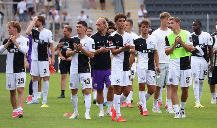 15.08.2026, Fussball, Herren, Testspiel, Saison 2026 2027, SV 07 Elversberg - FC Lorient, Die Spieler der SV 07 Elversberg bedanken sich nach dem Spiel bei den Fans Elversberg Ursapharm-Arena an der Kaiserlinde Saarland Deutschland (DEU) *** August 15, 2026, Soccer, Men s, Friendly Match, 2026–2027 Season, SV 07 Elversberg vs. FC Lorient, The SV 07 Elversberg players thank the fans after the game at the Elversberg Ursapharm Arena on Kaiserlinde, Saarland, Germany (DEU) Copyright: xFabianxKleerx