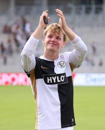 15.08.2026, Fussball, Herren, Testspiel, Saison 2026 2027, SV 07 Elversberg - FC Lorient, Cole Campbell (SV 07 Elversberg) bedankt sich bei den Fans Elversberg Ursapharm-Arena an der Kaiserlinde Saarland Deutschland (DEU) *** August 15, 2026, Soccer, Men s, Friendly Match, 2026–2027 Season, SV 07 Elversberg vs. FC Lorient, Cole Campbell SV 07 Elversberg thanks the fans at the Elversberg Ursapharm Arena on Kaiserlinde, Saarland, Germany (DEU) Copyright: xFabianxKleerx