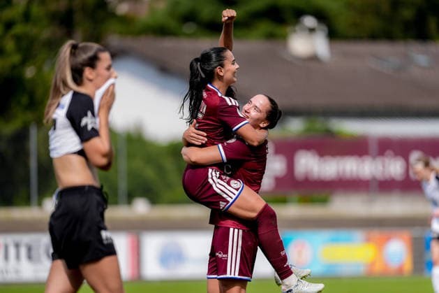 Switzerland: AXA Womens Super League 2026 27, Servette FC Chenois Feminin vs FC Aarau Frauen - Stade des Trois-Chene, Chene-Bourg: Meriame Terchoun (Servette FC Chenois Feminin) celebrating with team after scoring teams first goal Chene-Bourg Geneva, Switzerland, August 15th 2026 Geneva Switzerland *** Switzerland AXA Women s Super League 2026-27, Servette FC Chenois Feminin vs. FC Aarau Women, Stade des Trois Chênes, Chêne-Bourg. Meriame Terchoun of Servette FC Chenois Feminin celebrates with her team after scoring the team s first goal at Chêne-Bourg, Geneva, Switzerland, August 15, 2026, Geneva, Switzerland Copyright: xPriscilaxBütlerx
