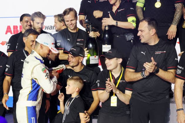 Sieger Pascal Wehrlein (GER) Porsche 94 bedankt sich bei Teamkollegen Nico Mueller (SUI) Porsche für dessen Unterstützung im Rennen 1, daneben David Beckamann (GER) Ersatzfahrer sowie Florian Modlinger (GER) Leiter Formel E Porsche MotorsportFIA Formel E Weltmeisterschaft, Saison 12, London E- Prix, 15.08.2026, Excel Exibition Centre, *** Winner Pascal Wehrlein (GER, Porsche 94) thanks his teammate Nico Mueller (SUI, Porsche) for his support in Race 1, alongside David Beckamann (GER), a reserve driver, and Florian Modlinger (GER), Head of Formula E at Porsche Motorsport. FIA Formula E World Championship, Season 12, London E-Prix, August 15, 2026, Excel Exhibition Center,