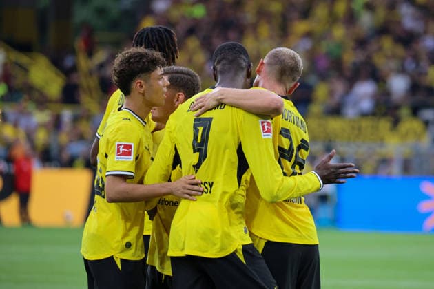 15.08.2026, xfanx, Fussball Testspiel, Borussia Dortmund - AS Roma v.l. Torschütze Serhou Guirassy (BVB), mittig im Bild, macht das Tor zum Ausgleich zum 2:2 für Borussia Dortmund und jubelt mit seinen Mannschaftskollegen (DFL DFB REGULATIONS PROHIBIT ANY USE OF PHOTOGRAPHS as IMAGE SEQUENCES and or QUASI-VIDEO) Dortmund *** August 15, 2026, xfanx, Soccer Friendly Match, Borussia Dortmund vs. AS Roma – Goal Scorer Serhou Guirassy (BVB), in the center of the picture, scores the equalizer to make it 2–2 for Borussia Dortmund and celebrates with his teammates. DFL and DFB regulations prohibit any use of photographs as image sequences and or quasi-video. Dortmund