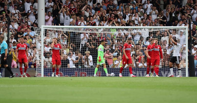 15.08.26 Fulham FC - VfB Stuttgart England, London, 15.08.2026, Fussball, Bundesliga, Saison 2026 2027, Testspiel, Fulham FC - VfB Stuttgart: Fabian Bredlow (VfB Stuttgart); VfB Stuttgart Spieler Enttäuschung Tor 1:0. *** August 15, 2026 Fulham FC vs. VfB Stuttgart England, London, August 15, 2026, Soccer, Bundesliga, 2026–2027 season, Friendly match, Fulham FC vs. VfB Stuttgart, Fabian Bredlow, VfB Stuttgart, VfB Stuttgart player, Disappointment, Goal, 1–0