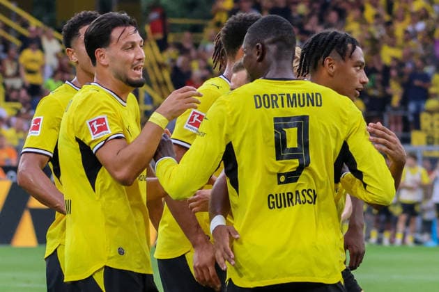 15.08.2026, xfanx, Fussball Testspiel, Borussia Dortmund - AS Roma v.l. Torschütze Serhou Guirassy (BVB), von rechts der Zweite, macht das Tor zum Ausgleich zum 2:2 für Borussia Dortmund und jubelt mit seinen Mannschaftskollegen (DFL DFB REGULATIONS PROHIBIT ANY USE OF PHOTOGRAPHS as IMAGE SEQUENCES and or QUASI-VIDEO) Dortmund *** August 15, 2026, xfanx, Soccer Friendly Match, Borussia Dortmund vs. AS Roma – Goal Scorer: Serhou Guirassy (BVB), second from the right, scores the equalizer to make it 2–2 for Borussia Dortmund and celebrates with his teammates. DFL and DFB regulations prohibit any use of photographs as image sequences and or quasi-video. Dortmund
