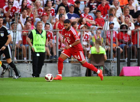 Fussball, Herren, Telekom Cup, Saison 2026 2027, FC Bayern München - RB Leipzig, Allianz Arena, Testspiel Ismael Saibari (FC Bayern München) mit Ball im Angriff *** Soccer, Men s, Telekom Cup, 2026–2027 Season, FC Bayern Munich vs. RB Leipzig, Allianz Arena, Friendly Match: Ismael Saibari of FC Bayern Munich with the ball on the attack