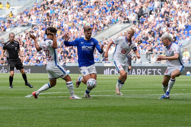 Everton v LOSC, Pre-Season Friendly Kiernan Dewsbury-Hall of Everton runs at the Lille defence during the Everton v LOSC Pre-Season Friendly match at the Hill Dickinson Stadium, Liverpool, England on 15 August 2026 Credit: Steve Flynn Every Second Media Editorial use only. All images are copyright Every Second Media Limited. No images may be reproduced without prior permission. Copyright: xIMAGO EveryxSecondxMediax ESM-2091-0050 StevexFlynnx xEveryxSecondxMediax