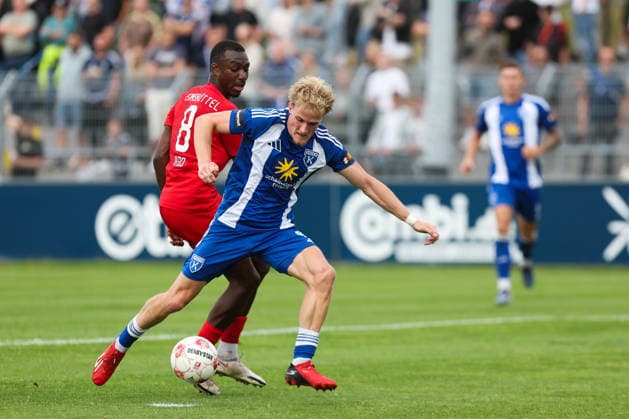 15.08.2026, Fussball, Herren, Regionalliga Nord, 4. Spieltag, BSV Kickers Emden - Eimsbütteler TV Theo Schröder (blau 9 BSV Kickers Emden) im Zweikampf mit Abdul-Malik Yago (8 Eimsbütteler TV) *** August 15, 2026, Soccer, Men s, Regionalliga Nord, Matchday 4, BSV Kickers Emden vs. Eimsbütteler TV: Theo Schröder (blue, No. 9) of BSV Kickers Emden in a tackle with Abdul Malik Yago (No. 8) of Eimsbütteler TV