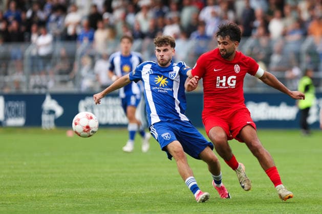 15.08.2026, Fussball, Herren, Regionalliga Nord, 4. Spieltag, BSV Kickers Emden - Eimsbütteler TV Bogdan Shubin (blau 8 BSV Kickers Emden) im Zweikampf mit Bamo Karim Mohamed (6 Eimsbütteler TV) *** August 15, 2026, Soccer, Men s, Regionalliga Nord, Matchday 4, BSV Kickers Emden vs. Eimsbütteler TV: Bogdan Shubin (blue, No. 8) of BSV Kickers Emden in a tackle with Bamo Karim Mohamed (No. 6) of Eimsbütteler TV