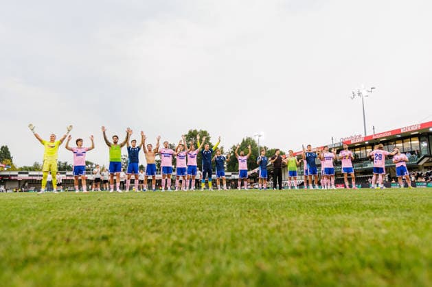Die Mannschaft von MSV Duisburg jubelt nach Spielende ueber den 2:4 Sieg GER, SC Verl vs. MSV Duisburg, Fussball, 3. Liga, 2. Spieltag, Spielzeit 2026 2027, 15.08.2026 DFL Regulations prohibit any use of photographers as image sequences and or quasi-video. GER, SC Verl vs. MSV Duisburg, Fussball, 3. Liga, 2. Spieltag, Spielzeit 2026 2027, 15.08.2026 Verl *** The MSV Duisburg team celebrates their 2–4 victory after the final whistle. GER, SC Verl vs. MSV Duisburg, Soccer, 3rd Division, Matchday 2, 2026–2027 season, August 15, 2026 DFL regulations prohibit any use of photographs as image sequences and or quasi-video GER, SC Verl vs. MSV Duisburg, Soccer, 3rd Division, Matchday 2, 2026–2027 season, August 15, 2026, Verl Copyright: xEibner-Pressefoto JanxRollingerx EP_JSK