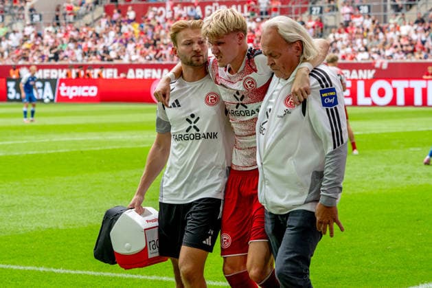 15.08.2026, xkkux, Fußball, Fortuna Düsseldorf - TSG 1899 Hoffenheim II, 3.Liga, MERKUR SPIEL-ARENA, 2. Spieltag, Saison 2026 2027: Felix Meiser (Fortuna Düsseldorf 20) muss verletzt das Spielfeld verlasse Verletzung DFB regulations prohibit any use of photographs as image sequences and or quasi-video. Nordrhein-Westfalen Deutschland *** August 15, 2026, xkkux, Soccer, Fortuna Düsseldorf vs. TSG 1899 Hoffenheim II, 3. Liga, MERKUR SPIEL ARENA, Matchday 2, 2026–2027 Season Felix Meiser Fortuna Düsseldorf 20 is forced to leave the field due to injury. DFB regulations prohibit any use of photographs as image sequences and or quasi-video. North Rhine-Westphalia, Germany
