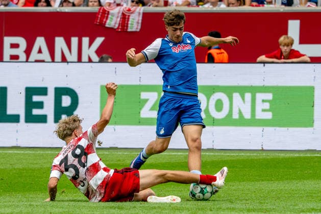 15.08.2026, xkkux, Fußball, Fortuna Düsseldorf - TSG 1899 Hoffenheim II, 3.Liga, MERKUR SPIEL-ARENA, 2. Spieltag, Saison 2026 2027: Elias Arden (Fortuna Düsseldorf 34) im Zweikampf gegen Denis Donkor (TSG Hoffenheim II 45) DFB regulations prohibit any use of photographs as image sequences and or quasi-video. Nordrhein-Westfalen Deutschland *** August 15, 2026, xkkux, Soccer, Fortuna Düsseldorf vs. TSG 1899 Hoffenheim II, 3. Liga, MERKUR SPIEL ARENA, Matchday 2, 2026–2027 Season: Elias Arden (Fortuna Düsseldorf, No. 34) in a tackle against Denis Donkor (TSG Hoffenheim II, No. 45). DFB regulations prohibit any use of photographs as image sequences and or quasi-video. North Rhine-Westphalia, Germany
