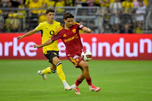 Samuele Inacio (Borussia Dortmund) und Emanuele Lulli (AS Rom) battle for the ball during the pre-season friendly match between Borussia Dortmund and AS Roma at Signal Iduna Park on August 15, 2026 in Dortmund, Germany. (Photo by Max Maiwald DeFodi Images) - *** Samuele Inacio of Borussia Dortmund and Emanuele Lulli of AS Roma battle for the ball during the preseason friendly match between Borussia Dortmund and AS Roma at Signal Iduna Park on August 15, 2026, in Dortmund, Germany. Photo by Max Maiwald, DeFodi Images