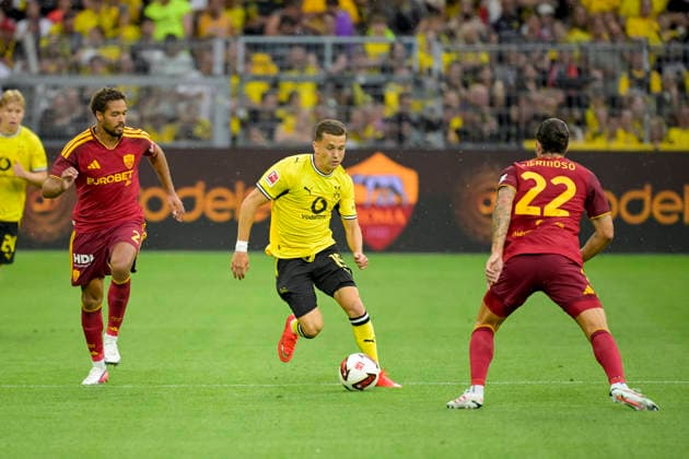 Devyne Rensch (AS Rom), Konstantinos Karetsas (Borussia Dortmund) und Mario Hermoso (AS Rom) battle for the ball during the pre-season friendly match between Borussia Dortmund and AS Roma at Signal Iduna Park on August 15, 2026 in Dortmund, Germany. (Photo by Max Maiwald DeFodi Images) - *** Devyne Rensch of AS Roma, Konstantinos Karetsas of Borussia Dortmund, and Mario Hermoso of AS Roma battle for the ball during the preseason friendly match between Borussia Dortmund and AS Roma at Signal Iduna Park on August 15, 2026, in Dortmund, Germany. Photo by Max Maiwald, DeFodi Images