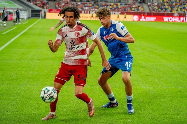 15.08.2026, xkkux, Fußball, Fortuna Düsseldorf - TSG 1899 Hoffenheim II, 3.Liga, MERKUR SPIEL-ARENA, 2. Spieltag, Saison 2026 2027: Anas Slimani (Fortuna Düsseldorf 34) im Zweikampf gegen Maximilian Raphael Theuer (TSG Hoffenheim II 47) DFB regulations prohibit any use of photographs as image sequences and or quasi-video. Nordrhein-Westfalen Deutschland *** August 15, 2026, xkkux, Soccer, Fortuna Düsseldorf vs. TSG 1899 Hoffenheim II, 3. Liga, MERKUR SPIEL ARENA, Matchday 2, 2026–2027 Season: Anas Slimani (Fortuna Düsseldorf, No. 34) in a tackle against Maximilian Raphael Theuer (TSG Hoffenheim II, No. 47). DFB regulations prohibit any use of photographs as image sequences and or quasi-video. North Rhine-Westphalia, Germany