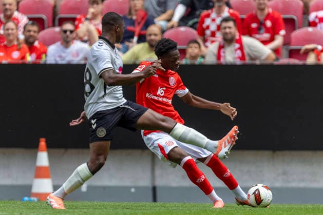 GER, Mainz, Fussball, Testspiel, FSV Mainz 05 vs. AFC Bournemouth im Bild v.l.: Bafode Diakite (AFC Bournemouth 18), Rael Nakuzola (FSV Mainz 05 47), Zweikampf 15.08.2026, MEWA-Arena Mainz DFL DFB REGULATIONS PROHIBIT ANY USE OF PHOTOGRAPHS AS IMAGE SEQUENCES AND OR QUASI-VIDEO, *** GER, Mainz, Soccer, Friendly Match, FSV Mainz 05 vs. AFC Bournemouth (pictured, from left): Bafode Diakite (AFC Bournemouth, 18), Rael Nakuzola (FSV Mainz 05, 47), Tackle, August 15, 2026, MEWA Arena, Mainz. DFL and DFB regulations prohibit any use of photographs as image sequences and or quasi-video, Copyright: HMBxMedia PaulxFritz