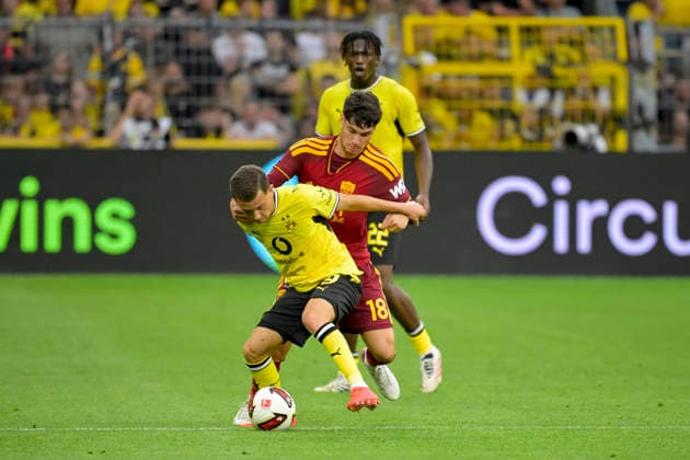 Konstantinos Karetsas (Borussia Dortmund) und Matias Soule (AS Rom) battle for the ball during the pre-season friendly match between Borussia Dortmund and AS Roma at Signal Iduna Park on August 15, 2026 in Dortmund, Germany. (Photo by Max Maiwald DeFodi Images) - *** Konstantinos Karetsas of Borussia Dortmund and Matias Soule of AS Roma battle for the ball during the preseason friendly match between Borussia Dortmund and AS Roma at Signal Iduna Park on August 15, 2026, in Dortmund, Germany. Photo by Max Maiwald, DeFodi Images