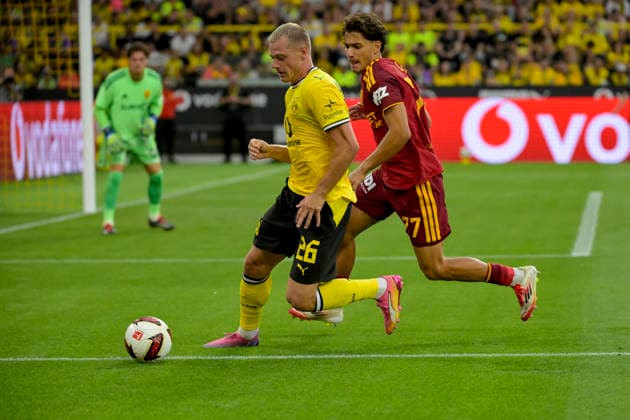 Emanuele Lulli (AS Rom) und Julian Ryerson (Borussia Dortmund) battle for the ball during the pre-season friendly match between Borussia Dortmund and AS Roma at Signal Iduna Park on August 15, 2026 in Dortmund, Germany. (Photo by Max Maiwald DeFodi Images) - *** Emanuele Lulli of AS Roma and Julian Ryerson of Borussia Dortmund battle for the ball during the preseason friendly match between Borussia Dortmund and AS Roma at Signal Iduna Park on August 15, 2026, in Dortmund, Germany. Photo by Max Maiwald, DeFodi Images