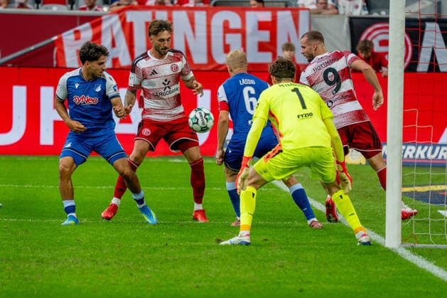 15.08.2026, xkkux, Fußball, Fortuna Düsseldorf - TSG 1899 Hoffenheim II, 3.Liga, MERKUR SPIEL-ARENA, 2. Spieltag, Saison 2026 2027: Strafraumaktion vor dem Tor von Torwart Lukas Blöndal Petersson (TSG Hoffenheim II 01) DFB regulations prohibit any use of photographs as image sequences and or quasi-video. Nordrhein-Westfalen Deutschland *** August 15, 2026, xkkux, Soccer, Fortuna Düsseldorf vs. TSG 1899 Hoffenheim II, 3. Liga, MERKUR SPIEL ARENA, Matchday 2, 2026–2027 Season, Action in the penalty area in front of goalkeeper Lukas Blöndal Petersson’s goal, TSG Hoffenheim II 01. DFB regulations prohibit any use of photographs as image sequences and or quasi-video. North Rhine-Westphalia, Germany