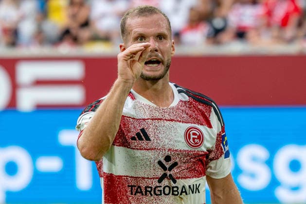 15.08.2026, xkkux, Fußball, Fortuna Düsseldorf - TSG 1899 Hoffenheim II, 3.Liga, MERKUR SPIEL-ARENA, 2. Spieltag, Saison 2026 2027: Eric Hottmann (Fortuna Düsseldorf 09) gestikulierend auf dem Spielfeld DFB regulations prohibit any use of photographs as image sequences and or quasi-video. Nordrhein-Westfalen Deutschland *** August 15, 2026, xkkux, Soccer, Fortuna Düsseldorf vs. TSG 1899 Hoffenheim II, 3. Liga, MERKUR SPIEL ARENA, Matchday 2, 2026–2027 Season Eric Hottmann Fortuna Düsseldorf 09 gesturing on the field DFB regulations prohibit any use of photographs as image sequences and or quasi-video North Rhine-Westphalia, Germany