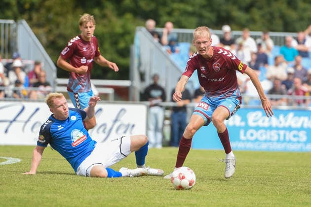 Fußball I Herren I Saison 2026-2027 I Regionalliga Nord I 4. Spieltag I SC Weiche Flensburg 08 - SSV Jeddeloh II I 15.08.2026 von links Robin Krolikowski (16, SSV Jeddeloh II), Torben Marten (3, SC Weiche Flensburg 08) *** Soccer I Men s I 2026–2027 Season I Regionalliga Nord I Matchday 4 I SC Weiche Flensburg 08 vs. SSV Jeddeloh II I August 15, 2026; from left: Robin Krolikowski 16, SSV Jeddeloh II, Torben Marten 3, SC Weiche Flensburg 08 Copyright: xLobeca JanxKirschnerx