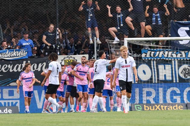 2026.08.15, xkwix, Fußball, 3. Liga, SC Verl - MSV Duisburg, Sportclub Arena, 2.Spieltag, Saison 2026 2027: Torjubel der Fans und der Gaeste aus Duisburg beim 2:3 Tor durch Lex Tyger Lobinger (MSV Duisburg 9) DFB regulations prohibit any use of photographs as image sequences and or quasi-video. Photo: xKamilxWilkowskixPressefotoKochx Nordrhein-Westfalen Deutschland *** August 15, 2026, xkwix, Soccer, 3rd Division, SC Verl vs. MSV Duisburg, Sportclub Arena, Matchday 2, 2026–2027 Season: Fans and visitors from Duisburg celebrate Lex Tyger Lobinger’s 2–3 goal for MSV Duisburg. DFB regulations prohibit any use of photographs as image sequences and or quasi-video. Photo: xKamilxWilkowskixPressefotoKochx North Rhine-Westphalia Westphalia, Germany
