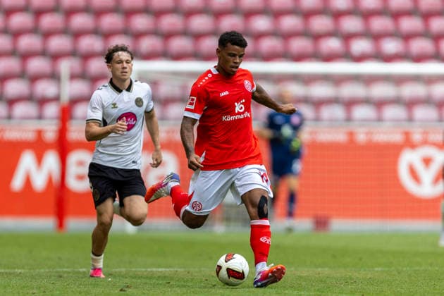 GER, Mainz, Fussball, Testspiel, FSV Mainz 05 vs. AFC Bournemouth im Bild v.l.: Ransford Koeningsdoerffer (FSV Mainz 05 11), Aktion mit Ball. 15.08.2026, MEWA-Arena Mainz DFL DFB REGULATIONS PROHIBIT ANY USE OF PHOTOGRAPHS AS IMAGE SEQUENCES AND OR QUASI-VIDEO, *** GER, Mainz, Soccer, Friendly Match, FSV Mainz 05 vs. AFC Bournemouth (pictured, from left: Ransford Koeningsdoerffer, FSV Mainz 05 11), in action with the ball, August 15, 2026, MEWA Arena Mainz DFL DFB REGULATIONS PROHIBIT ANY USE OF PHOTOGRAPHS AS IMAGE SEQUENCES AND OR QUASI-VIDEO, Copyright: HMBxMedia PaulxFritz