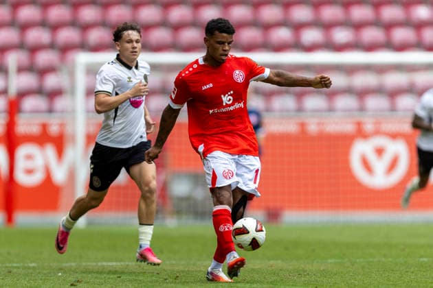 GER, Mainz, Fussball, Testspiel, FSV Mainz 05 vs. AFC Bournemouth im Bild v.l.: Ransford Koeningsdoerffer (FSV Mainz 05 11), Aktion mit Ball 15.08.2026, MEWA-Arena Mainz DFL DFB REGULATIONS PROHIBIT ANY USE OF PHOTOGRAPHS AS IMAGE SEQUENCES AND OR QUASI-VIDEO, *** GER, Mainz, Soccer, Friendly Match, FSV Mainz 05 vs. AFC Bournemouth (pictured, from left: Ransford Koeningsdoerffer, FSV Mainz 05 11), in action with the ball, August 15, 2026, MEWA Arena Mainz DFL DFB REGULATIONS PROHIBIT ANY USE OF PHOTOGRAPHS AS IMAGE SEQUENCES AND OR QUASI-VIDEO, Copyright: HMBxMedia PaulxFritz