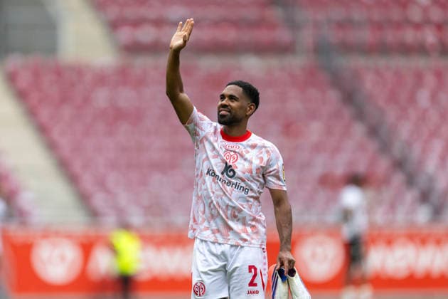 GER, Mainz, Fussball, Testspiel, FSV Mainz 05 vs. AFC Bournemouth im Bild v.l.: Phillipp Mwene (FSV Mainz 05 02), winkt auf die Tribuene 15.08.2026, MEWA-Arena Mainz DFL DFB REGULATIONS PROHIBIT ANY USE OF PHOTOGRAPHS AS IMAGE SEQUENCES AND OR QUASI-VIDEO, *** GER, Mainz, Soccer, Friendly Match, FSV Mainz 05 vs. AFC Bournemouth (pictured, from left: Phillipp Mwene, FSV Mainz 05 02, waving to the stands, August 15, 2026), MEWA Arena, Mainz; DFL; DFB; REGULATIONS PROHIBIT ANY USE OF PHOTOGRAPHS AS IMAGE SEQUENCES AND OR QUASI-VIDEO, Copyright: HMBxMedia PaulxFritz