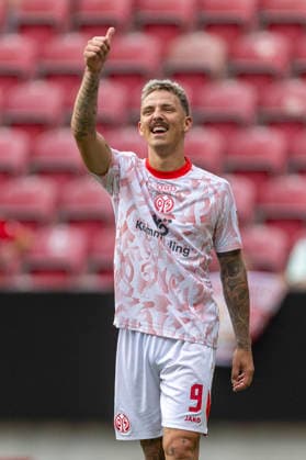 GER, Mainz, Fussball, Testspiel, FSV Mainz 05 vs. AFC Bournemouth im Bild v.l.: Phillip Tietz (FSV Mainz 05 09), lachend, wirkt gut gelaunt, zeigt Daumen hoch zur Tribuene , Emotion 15.08.2026, MEWA-Arena Mainz DFL DFB REGULATIONS PROHIBIT ANY USE OF PHOTOGRAPHS AS IMAGE SEQUENCES AND OR QUASI-VIDEO, *** GER, Mainz, Soccer, Friendly Match, FSV Mainz 05 vs. AFC Bournemouth in the photo: from left, Phillip Tietz (FSV Mainz 05 09), smiling, looking in good spirits, giving a thumbs-up to the stands, Emotion 15 08 2026, MEWA Arena Mainz DFL DFB REGULATIONS PROHIBIT ANY USE OF PHOTOGRAPHS AS IMAGE SEQUENCES AND OR QUASI-VIDEO, Copyright: HMBxMedia PaulxFritz