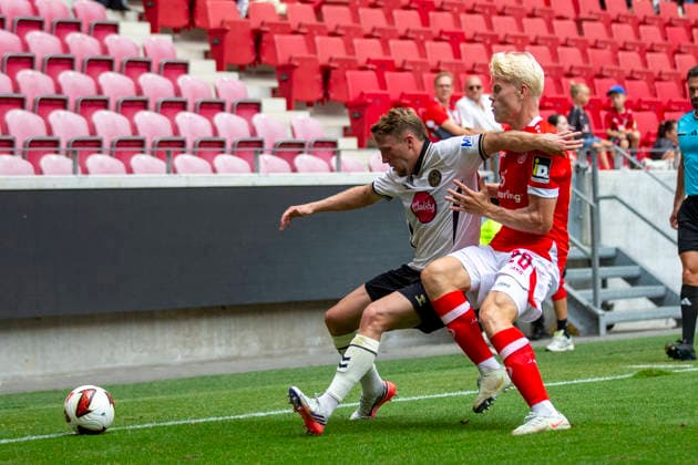 GER, Mainz, Fussball, Testspiel, FSV Mainz 05 vs. AFC Bournemouth im Bild v.l.: Adrien Truffert (AFC Bournemouth 03), Otto Ruoppi (FSV Mainz 05 20), Zweikampf 15.08.2026, MEWA-Arena Mainz DFL DFB REGULATIONS PROHIBIT ANY USE OF PHOTOGRAPHS AS IMAGE SEQUENCES AND OR QUASI-VIDEO, *** GER, Mainz, Soccer, Friendly Match, FSV Mainz 05 vs. AFC Bournemouth (pictured, from left): Adrien Truffert (AFC Bournemouth 03), Otto Ruoppi (FSV Mainz 05 20), tackle on August 15, 2026, MEWA Arena Mainz DFL DFB REGULATIONS PROHIBIT ANY USE OF PHOTOGRAPHS AS IMAGE SEQUENCES AND OR QUASI-VIDEO, Copyright: HMBxMedia PaulxFritz