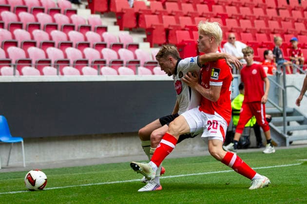 GER, Mainz, Fussball, Testspiel, FSV Mainz 05 vs. AFC Bournemouth im Bild v.l.: Adrien Truffert (AFC Bournemouth 03), Otto Ruoppi (FSV Mainz 05 20), Zweikampf 15.08.2026, MEWA-Arena Mainz DFL DFB REGULATIONS PROHIBIT ANY USE OF PHOTOGRAPHS AS IMAGE SEQUENCES AND OR QUASI-VIDEO, *** GER, Mainz, Soccer, Friendly Match, FSV Mainz 05 vs. AFC Bournemouth (pictured, from left): Adrien Truffert (AFC Bournemouth 03), Otto Ruoppi (FSV Mainz 05 20), tackle on August 15, 2026, MEWA Arena Mainz DFL DFB REGULATIONS PROHIBIT ANY USE OF PHOTOGRAPHS AS IMAGE SEQUENCES AND OR QUASI-VIDEO, Copyright: HMBxMedia PaulxFritz