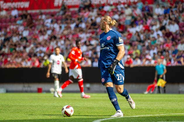 GER, Mainz, Fussball, Testspiel, FSV Mainz 05 vs. AFC Bournemouth im Bild v.l.: Robin Zentner (FSV Mainz 05 27), 15.08.2026, MEWA-Arena Mainz DFL DFB REGULATIONS PROHIBIT ANY USE OF PHOTOGRAPHS AS IMAGE SEQUENCES AND OR QUASI-VIDEO, *** GER, Mainz, Soccer, Friendly Match, FSV Mainz 05 vs. AFC Bournemouth (pictured, from left: Robin Zentner, FSV Mainz 05), August 15, 2026, MEWA Arena, Mainz. DFL and DFB regulations prohibit any use of photographs as image sequences and or quasi-video, Copyright: HMBxMedia PaulxFritz