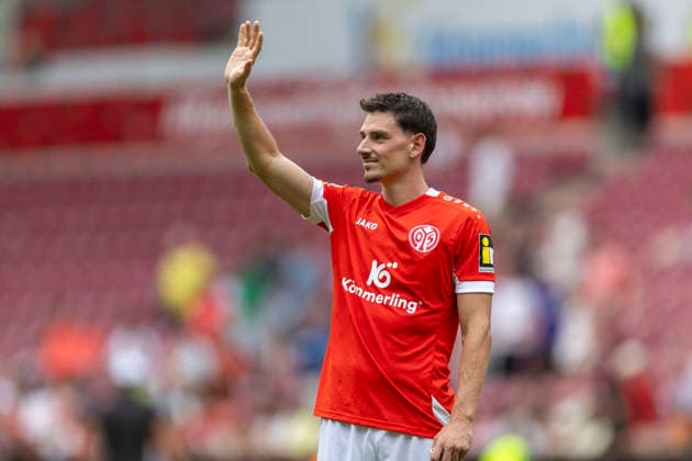 GER, Mainz, Fussball, Testspiel, FSV Mainz 05 vs. AFC Bournemouth im Bild v.l.: Anthony Caci (FSV Mainz 05 19), winkt auf die Tribuene nach dem Spiel 15.08.2026, MEWA-Arena Mainz DFL DFB REGULATIONS PROHIBIT ANY USE OF PHOTOGRAPHS AS IMAGE SEQUENCES AND OR QUASI-VIDEO, *** GER, Mainz, Soccer, Friendly Match, FSV Mainz 05 vs. AFC Bournemouth (pictured, from left): Anthony Caci (FSV Mainz 05, No. 19) waves to the stands after the game on August 15, 2026, MEWA Arena, Mainz; DFL; DFB; REGULATIONS PROHIBIT ANY USE OF PHOTOGRAPHS AS IMAGE SEQUENCES AND OR QUASI-VIDEO, Copyright: HMBxMedia PaulxFritz