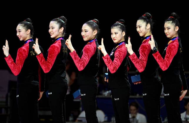 15.08.2026, xhbx, Rhythmische Sportgymnastik Weltmeisterschaft 2026, v.l. Team, Gruppe, Group, Mannschaft Japan, Siegerehrung Group All-Around Final , 2. Platz, silber Frankfurt am Main *** August 15, 2026, xhbx, 2026 Rhythmic Gymnastics World Championships, from left: Team, Group, Japan, Medal Ceremony for the Group All-Around Final, 2nd place, silver, Frankfurt am Main