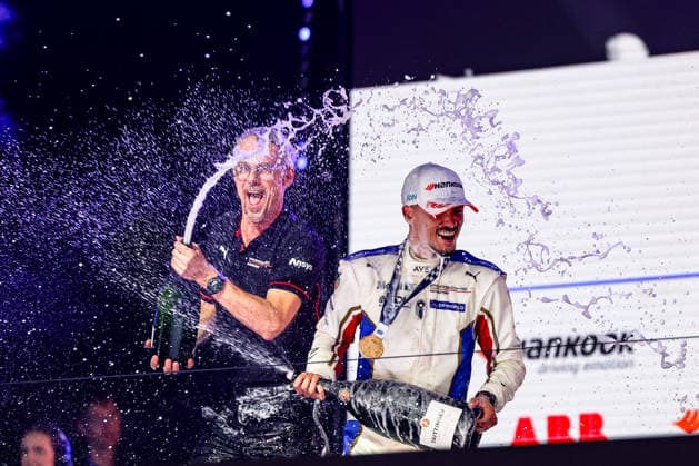 Pascal Wehrlein (Porsche Formula E Team, 94) verspruehen Champagner auf dem Podium , ABB FIA Formula E World Championship, WM, Weltmeisterschaft London e-Prix 2026, Vereinigtes Koenigreich, Saison 12 2025 26, Runde 16, 15.07.2026, ABB FIA Formula E World Championship, London e-Prix 2026, Vereinigtes Koenigreich, Saison 12 2025 26, Runde 16, 15.07.2026 London *** Pascal Wehrlein, Porsche Formula E Team, No. 94, spraying champagne on the podium, ABB FIA Formula E World Championship, 2026 London e-Prix, United Kingdom, Season 12 (2025–26), Round 16, July 15, 2026, ABB FIA Formula E World Championship, 2026 London ePrix, United Kingdom, Season 12 (2025–26), Round 16, July 15, 2026, London Copyright: xEibner-Pressefoto LauraxRoemerx EP_LRR
