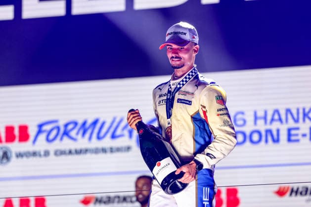 Pascal Wehrlein (Porsche Formula E Team, 94) auf dem Podium nach dem Rennen, ABB FIA Formula E World Championship, WM, Weltmeisterschaft London e-Prix 2026, Vereinigtes Koenigreich, Saison 12 2025 26, Runde 16, 15.07.2026, ABB FIA Formula E World Championship, London e-Prix 2026, Vereinigtes Koenigreich, Saison 12 2025 26, Runde 16, 15.07.2026 London *** Pascal Wehrlein, Porsche Formula E Team, No. 94 on the podium after the race, ABB FIA Formula E World Championship, 2026 London ePrix, United Kingdom, Season 12 (2025–26), Round 16, July 15, 2026, ABB FIA Formula E World Championship, 2026 London ePrix, United Kingdom, Season 12 (2025–26), Round 16, July 15, 2026, London Copyright: xEibner-Pressefoto LauraxRoemerx EP_LRR