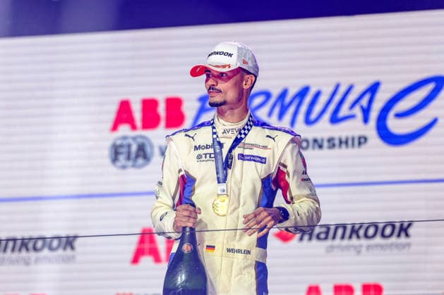 Pascal Wehrlein (Porsche Formula E Team, 94) auf dem Podium nach dem Rennen, ABB FIA Formula E World Championship, WM, Weltmeisterschaft London e-Prix 2026, Vereinigtes Koenigreich, Saison 12 2025 26, Runde 16, 15.07.2026, ABB FIA Formula E World Championship, London e-Prix 2026, Vereinigtes Koenigreich, Saison 12 2025 26, Runde 16, 15.07.2026 London *** Pascal Wehrlein, Porsche Formula E Team, No. 94 on the podium after the race, ABB FIA Formula E World Championship, 2026 London ePrix, United Kingdom, Season 12 (2025–26), Round 16, July 15, 2026, ABB FIA Formula E World Championship, 2026 London ePrix, United Kingdom, Season 12 (2025–26), Round 16, July 15, 2026, London Copyright: xEibner-Pressefoto LauraxRoemerx EP_LRR