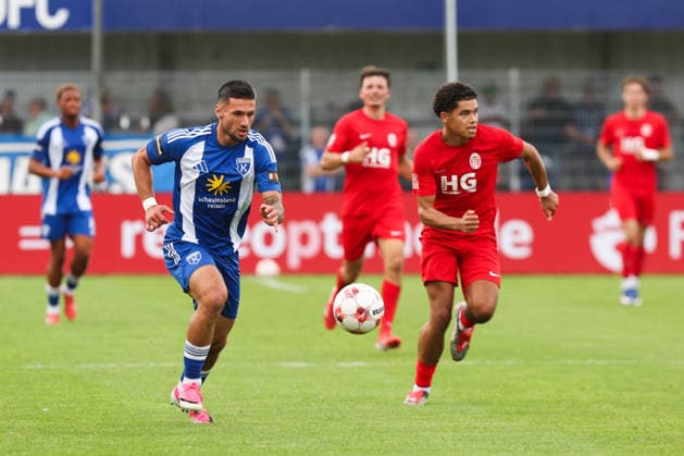 15.08.2026, Fussball, Herren, Regionalliga Nord, 4. Spieltag, BSV Kickers Emden - Eimsbütteler TV Semin Kojic (blau 10 BSV Kickers Emden) im Zweikampf *** August 15, 2026, Soccer, Men s, Regionalliga Nord, Matchday 4, BSV Kickers Emden vs. Eimsbütteler TV, Semin Kojic (blue) 10, BSV Kickers Emden in a tackle