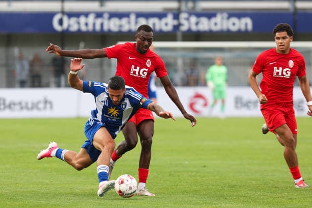 15.08.2026, Fussball, Herren, Regionalliga Nord, 4. Spieltag, BSV Kickers Emden - Eimsbütteler TV Semin Kojic (blau 10 BSV Kickers Emden) im Zweikampf mit Abdul-Malik Yago (8 Eimsbütteler TV) *** August 15, 2026, Soccer, Men s, Regionalliga Nord, Matchday 4, BSV Kickers Emden vs. Eimsbütteler TV, Semin Kojic (blue) 10, BSV Kickers Emden in a tackle with Abdul Malik Yago 8, Eimsbütteler TV