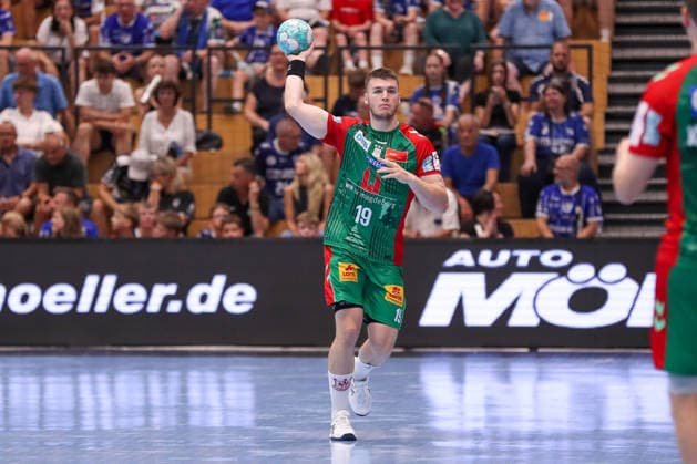 15.08.2026, xgox, Handball - Wartburg Cup SC Magdeburg - ThSV Eisenach emspor, v.l. Elvar Oern Jonsson (Magdeburg, 19) am Ball, plays the ball Eisenach *** August 15, 2026, xgox, Handball: Wartburg Cup, SC Magdeburg vs. ThSV Eisenach, emspor; from left: Elvar Oern Jonsson (Magdeburg), 19 with the ball, plays the ball (Eisenach)