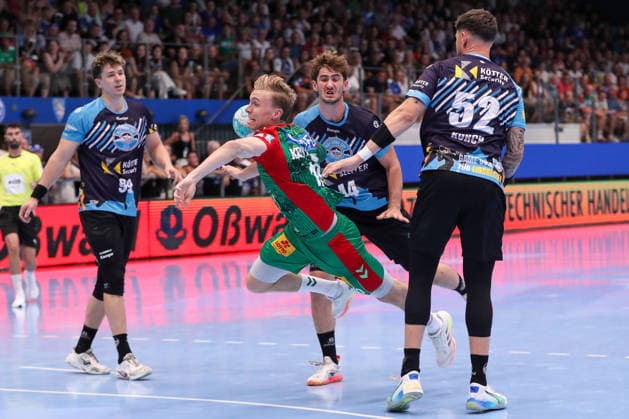 15.08.2026, xgox, Handball - Wartburg Cup SC Magdeburg - ThSV Eisenach emspor, v.l. Gisli Thorgeir Kristjansson (Magdeburg, 10) wirft Tor, Torschuetze, erzielt Tor, Treffer, scores the goal Eisenach *** August 15, 2026, xgox, Handball Wartburg Cup: SC Magdeburg vs. ThSV Eisenach, emspor; from left: Gisli, Thorgeir, Kristjansson (Magdeburg); 10 takes a shot, goal scorer, scores a goal, goal, scores the goal (Eisenach)