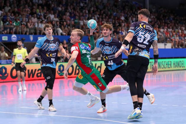 15.08.2026, xgox, Handball - Wartburg Cup SC Magdeburg - ThSV Eisenach emspor, v.l. Gisli Thorgeir Kristjansson (Magdeburg, 10) wirft Tor, Torschuetze, erzielt Tor, Treffer, scores the goal Eisenach *** August 15, 2026, xgox, Handball Wartburg Cup: SC Magdeburg vs. ThSV Eisenach, emspor; from left: Gisli, Thorgeir, Kristjansson (Magdeburg); 10 takes a shot, goal scorer, scores a goal, goal, scores the goal (Eisenach)