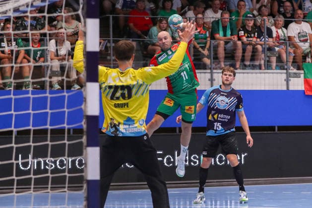 15.08.2026, xgox, Handball - Wartburg Cup SC Magdeburg - ThSV Eisenach emspor, v.l. Daniel Pettersson (Magdeburg, 11) wirft Tor, Torschuetze, erzielt Tor, Treffer, scores the goal Eisenach *** August 15, 2026, xgox, Handball Wartburg Cup: SC Magdeburg vs. ThSV Eisenach, emspor; from left: Daniel Pettersson (Magdeburg), 11 takes a shot, goal scorer, scores a goal, goal, scores the goal (Eisenach)