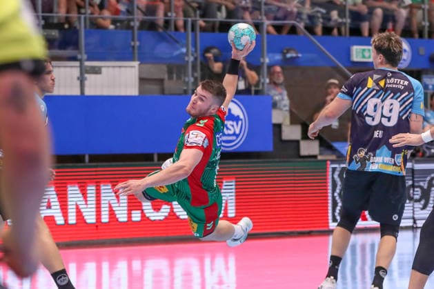 15.08.2026, xgox, Handball - Wartburg Cup SC Magdeburg - ThSV Eisenach emspor, v.l. Elvar Oern Jonsson (Magdeburg, 19) wirft Tor, Torschuetze, erzielt Tor, Treffer, scores the goal Eisenach *** August 15, 2026, xgox, Handball Wartburg Cup: SC Magdeburg vs. ThSV Eisenach, emspor; from left: Elvar Oern Jonsson (Magdeburg); 19 shots on goal; goal scorers; scores a goal; goal; scores the goal (Eisenach)