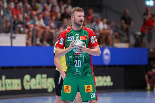 15.08.2026, xgox, Handball - Wartburg Cup SC Magdeburg - ThSV Eisenach emspor, v.l. Philipp Weber (Magdeburg, 20) am Ball, plays the ball Eisenach *** August 15, 2026, xgox, Handball: Wartburg Cup, SC Magdeburg vs. ThSV Eisenach, emspor; from left: Philipp Weber (Magdeburg), 20 with the ball, plays the ball (Eisenach)