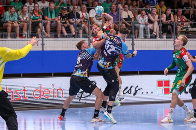 15.08.2026, xgox, Handball - Wartburg Cup SC Magdeburg - ThSV Eisenach emspor, v.l. Oskar Joelsson (Eisenach, 3), Albin Lagergren (Magdeburg, 21), Justin Kurch (Eisenach, 52) Zweikampf, Duell, Kampf, tackle Eisenach *** August 15, 2026, xgox, Handball Wartburg Cup SC Magdeburg vs. ThSV Eisenach emspor, from left: Oskar Joelsson (Eisenach), 3; Albin Lagergren (Magdeburg), 21; Justin Kurch (Eisenach), 52; duel, battle, tackle (Eisenach)
