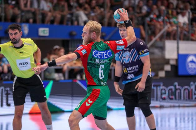 15.08.2026, xgox, Handball - Wartburg Cup SC Magdeburg - ThSV Eisenach emspor, v.l. Matthias Musche (Magdeburg, 6) beim Siebenmeter Eisenach *** August 15, 2026, xgox, Handball: Wartburg Cup, SC Magdeburg vs. ThSV Eisenach, emspor; from left: Matthias Musche (Magdeburg), Eisenach scores 6 on a penalty throw