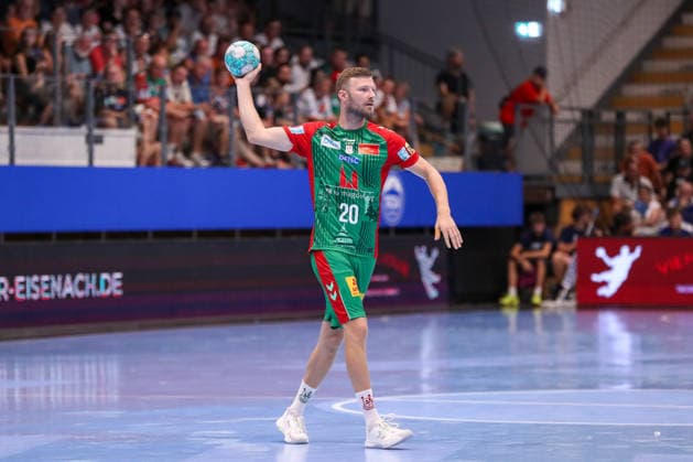 15.08.2026, xgox, Handball - Wartburg Cup SC Magdeburg - ThSV Eisenach emspor, v.l. Philipp Weber (Magdeburg, 20) am Ball, plays the ball Eisenach *** August 15, 2026, xgox, Handball: Wartburg Cup, SC Magdeburg vs. ThSV Eisenach, emspor; from left: Philipp Weber (Magdeburg), 20 on the ball, plays the ball (Eisenach)