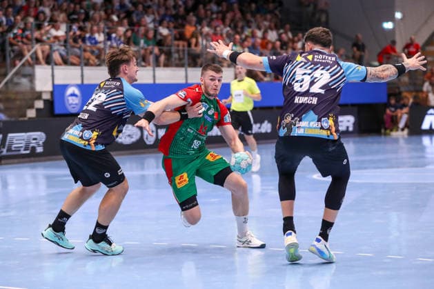 15.08.2026, xgox, Handball - Wartburg Cup SC Magdeburg - ThSV Eisenach emspor, v.l. Felix Aellen (Eisenach, 22), Elvar Oern Jonsson (Magdeburg, 19) Zweikampf, Duell, Kampf, tackle Eisenach *** August 15, 2026, xgox, Handball Wartburg Cup: SC Magdeburg vs. ThSV Eisenach, emspor, from left: Felix Aellen (Eisenach), 22, Elvar Oern Jonsson (Magdeburg), 19; duel, battle, tackle, Eisenach